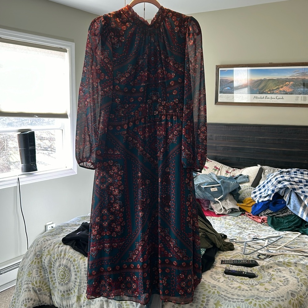 Beautiful formal dress with ruffled neck and floral patterns